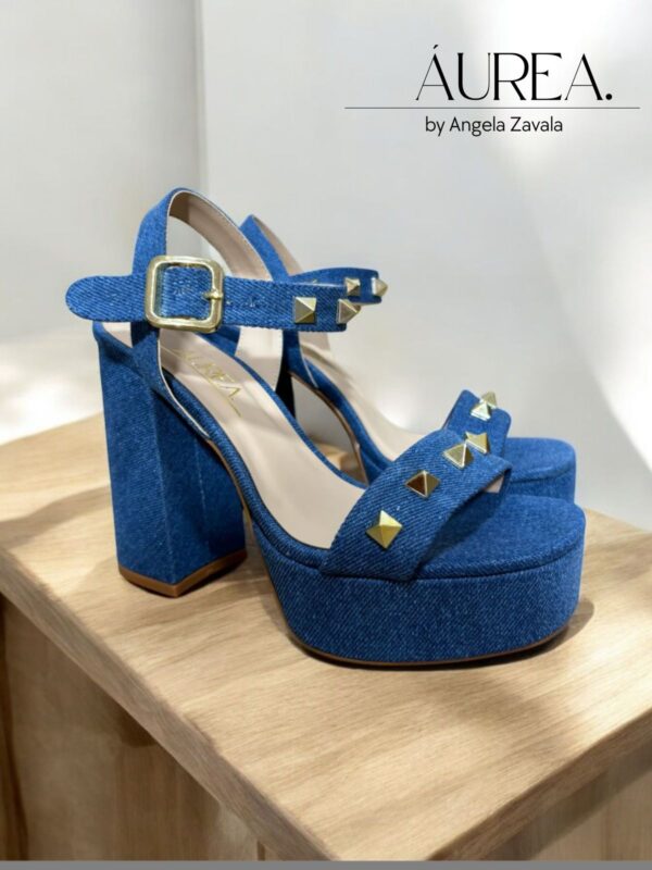 Modelo Denim con tachas